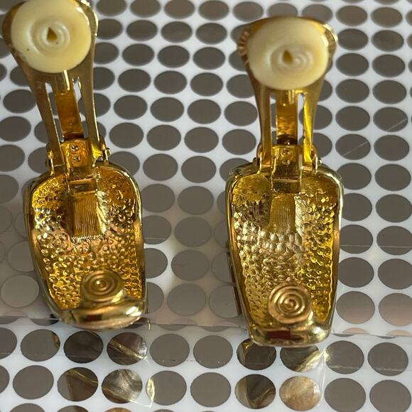 Vintage Gold Tone Beige Enamel Earrings Heavy Sturdy Clip On B#18 - Picture 5 of 10